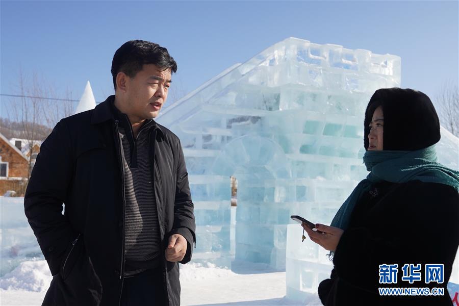 (新春走基層·圖文互動(dòng))(5)小鎮(zhèn)里的“U盤(pán)書(shū)記”