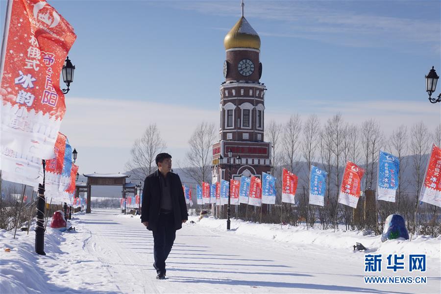 (新春走基層·圖文互動(dòng))(7)小鎮(zhèn)里的“U盤(pán)書(shū)記”