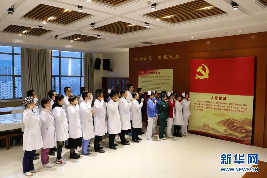 （新華全媒頭條·圖文互動）（4）新華社評論員：危難時刻，黨員干部要挺身而出——論堅決打贏疫情防控阻擊戰(zhàn)