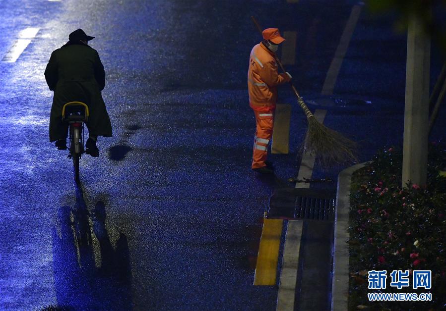 (新華全媒頭條)(10)非常“10+1”——武漢春節(jié)假期延長第一天掃描