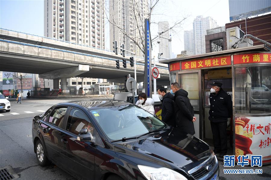 (在習近平新時代中國特色社會主義思想指引下——新時代新作為新篇章·習近平總書記關切事·圖文互動)(2)當億萬只手緊握在一起……——戰(zhàn)“疫”一線感受中國力量