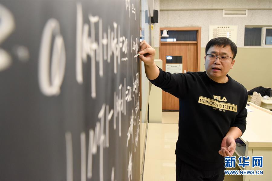 (聚焦疫情防控·圖文互動(dòng))(1)特寫(xiě):一個(gè)人的錄播