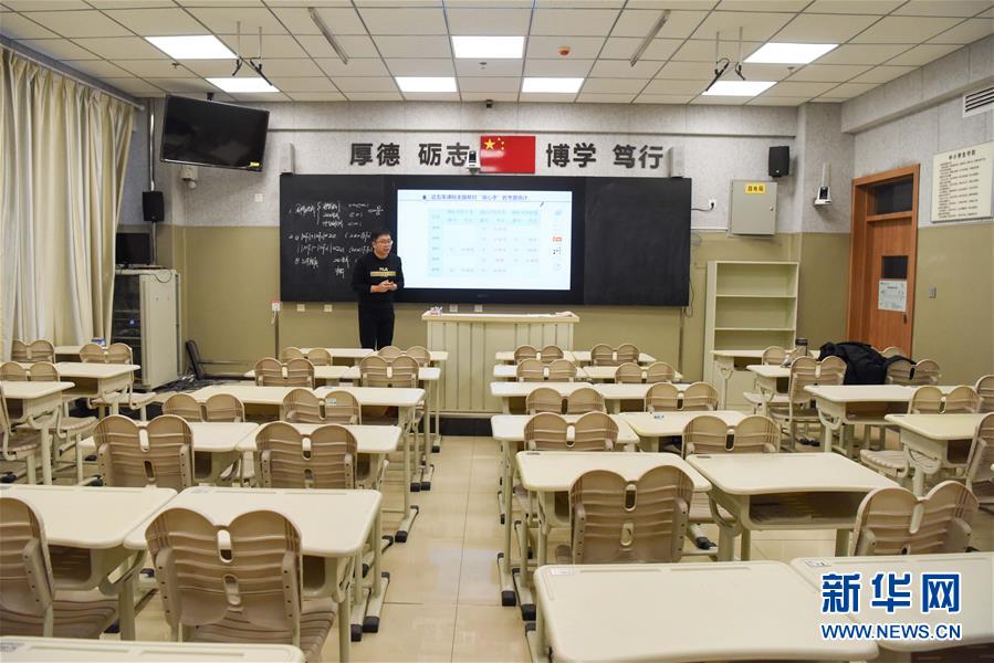 (聚焦疫情防控·圖文互動(dòng))(2)特寫(xiě):一個(gè)人的錄播