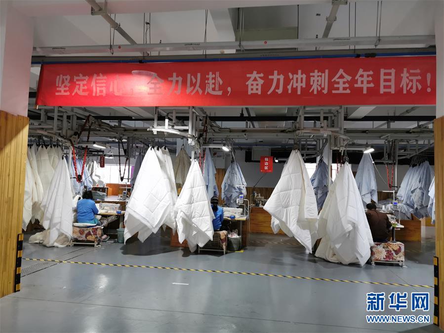 (來(lái)自經(jīng)濟(jì)前沿的故事·企業(yè)復(fù)工復(fù)產(chǎn)·圖文互動(dòng))(4)“開門紅包”變“消毒迎門”——長(zhǎng)沙高新區(qū)一家企業(yè)復(fù)工的“拼勁”