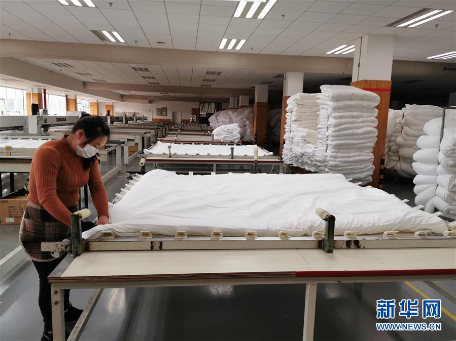 (來(lái)自經(jīng)濟(jì)前沿的故事·企業(yè)復(fù)工復(fù)產(chǎn)·圖文互動(dòng))(1)“開門紅包”變“消毒迎門”——長(zhǎng)沙高新區(qū)一家企業(yè)復(fù)工的“拼勁”