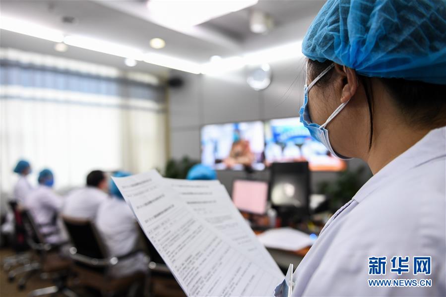 (聚焦疫情防控·圖文互動)(7)特寫:遠(yuǎn)程醫(yī)療中心里的生命接力