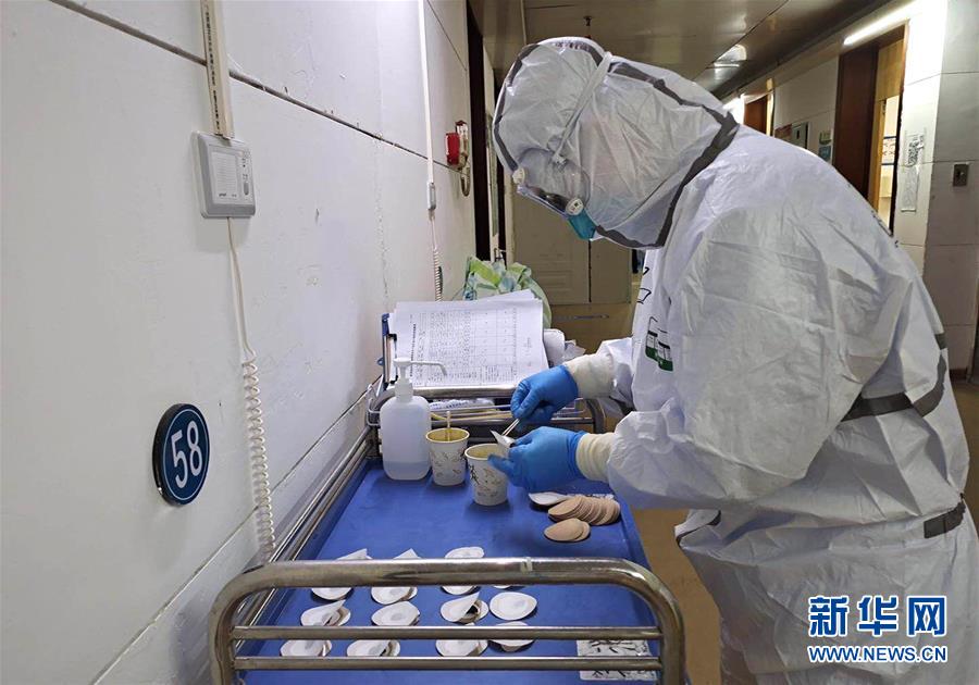 (聚焦疫情防控·圖文互動)(10)參與救治新冠肺炎確診病例超八成——中醫(yī)藥在抗擊疫情中貢獻力量