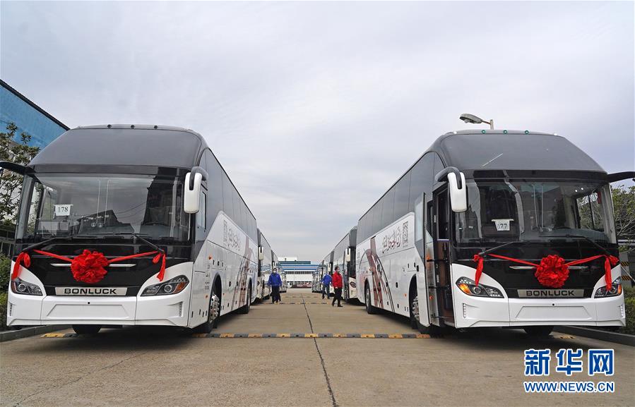 （新華全媒頭條&middot;圖文互動(dòng)）（7）磨難壓不垮 奮起正當(dāng)時(shí)&mdash;&mdash;習(xí)近平總書記在統(tǒng)籌推進(jìn)新冠肺炎疫情防控和經(jīng)濟(jì)社會(huì)發(fā)展工作部署會(huì)議上的重要講話振奮人心凝聚力量