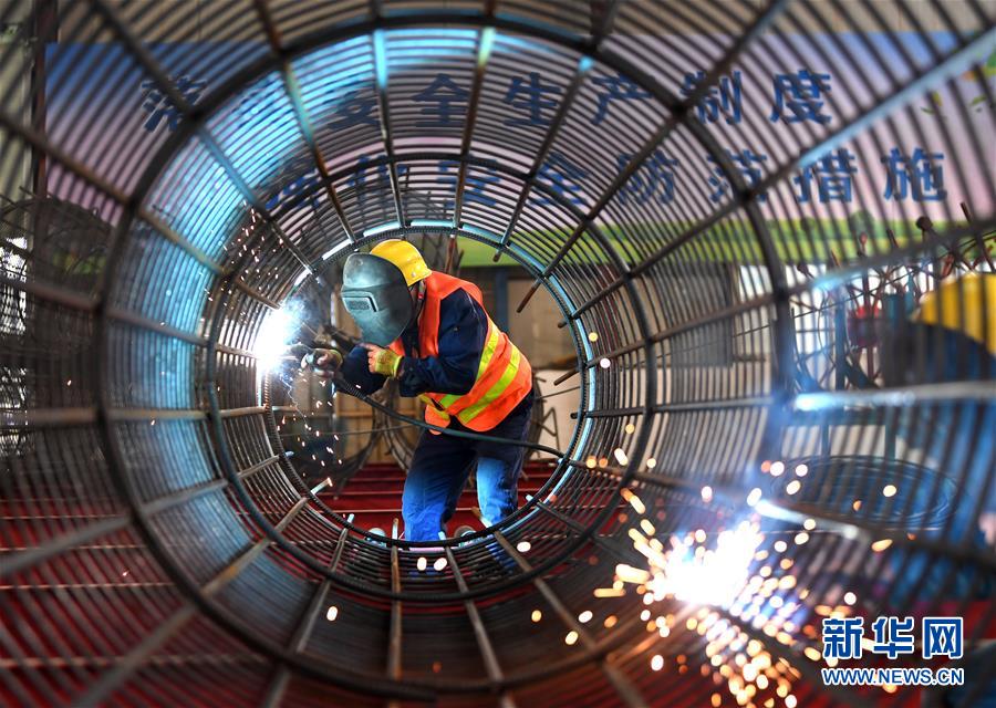 （新華全媒頭條&middot;圖文互動(dòng)）（17）磨難壓不垮 奮起正當(dāng)時(shí)&mdash;&mdash;習(xí)近平總書記在統(tǒng)籌推進(jìn)新冠肺炎疫情防控和經(jīng)濟(jì)社會(huì)發(fā)展工作部署會(huì)議上的重要講話振奮人心凝聚力量