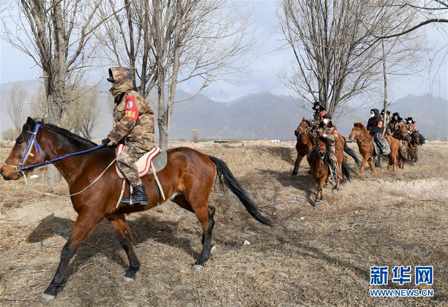 (聚焦疫情防控·圖文互動)(2)行進(jìn)在鄉(xiāng)間的馬背巡邏隊(duì)