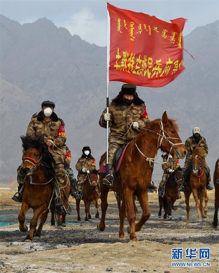 (聚焦疫情防控·圖文互動)(4)行進(jìn)在鄉(xiāng)間的馬背巡邏隊(duì)
