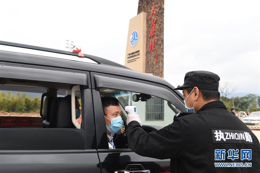 (抓好經(jīng)濟(jì)發(fā)展 應(yīng)對(duì)復(fù)雜局面·圖文互動(dòng))(3)把疫情造成的損失降到最小——廣西生產(chǎn)一線見(jiàn)聞