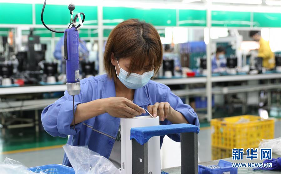 (抓好經(jīng)濟(jì)發(fā)展 應(yīng)對復(fù)雜局面·圖文互動(dòng))(1)在“家電之都”順德看“中國制造”抗壓前行