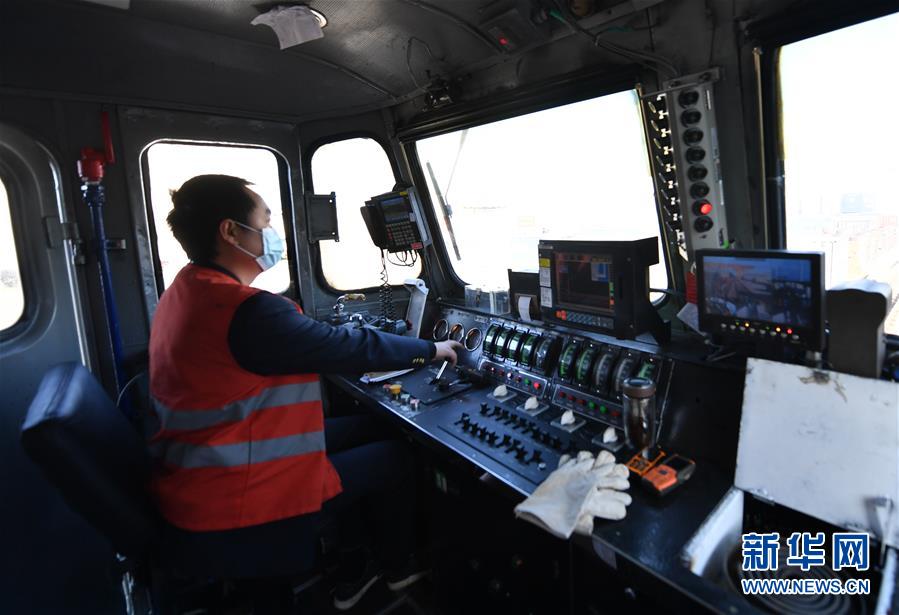 (抓好經(jīng)濟(jì)發(fā)展 應(yīng)對(duì)復(fù)雜局面·圖文互動(dòng))(5)“我們的訂單正回流”——江西外貿(mào)企業(yè)復(fù)工復(fù)產(chǎn)見聞