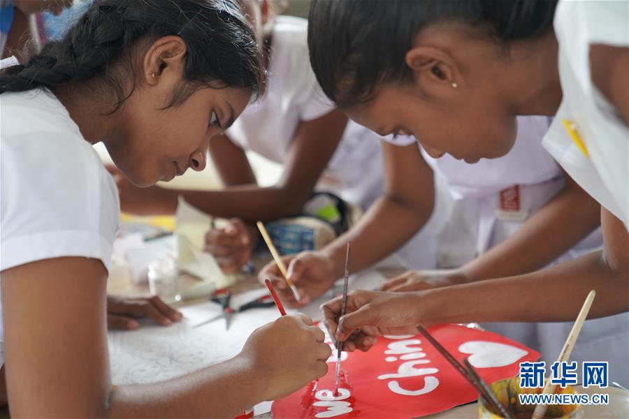 (國(guó)際·圖文互動(dòng))(4)通訊:“愛(ài)心是我們抗擊疾病最強(qiáng)的力量”——記斯里蘭卡德薇女子學(xué)校師生收到彭麗媛復(fù)信