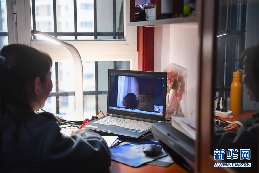 (新華全媒頭條·圖文互動)(10)守護(hù)天使 同心戰(zhàn)“疫”——各地多措并舉關(guān)愛一線醫(yī)務(wù)人員掃描