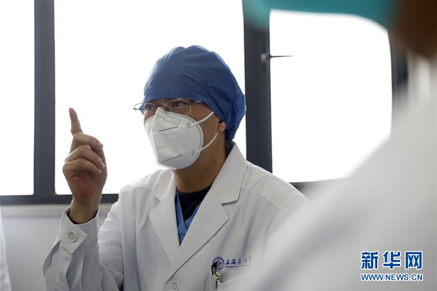 (一線抗疫群英譜·圖文互動(dòng))(1)業(yè)精情真好軍醫(yī)——記湖北省婦幼保健院光谷院區(qū)感染三科主任謝渭芬