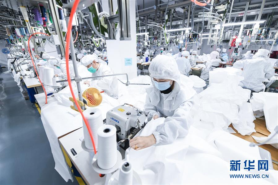 (新華全媒頭條·在習(xí)近平新時代中國特色社會主義思想指引下——新時代新作為新篇章·圖文互動)(12)同心戰(zhàn)“疫”彰顯人民至上——各地各部門貫徹落實習(xí)近平總書記重要指示精神統(tǒng)籌推進疫情防控和經(jīng)濟社會發(fā)展