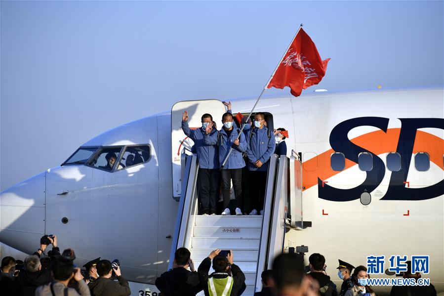 （新華全媒頭條·圖文互動(dòng)）（16）最美逆行者，武漢永遠(yuǎn)記得你！——首批援鄂醫(yī)療隊(duì)返程紀(jì)實(shí)