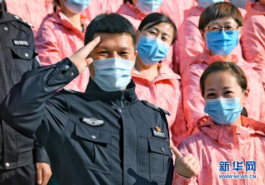 （習近平致敬的戰(zhàn)“疫”英雄·公安干警篇·圖文互動）（1）他們，抗疫一線鑄警魂