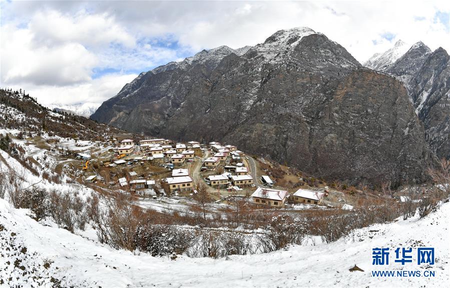 (新華全媒頭條·圖文互動(dòng))(1)一面國(guó)旗與三代人的守望——記西藏林芝市西日卡村的“紅色”傳承