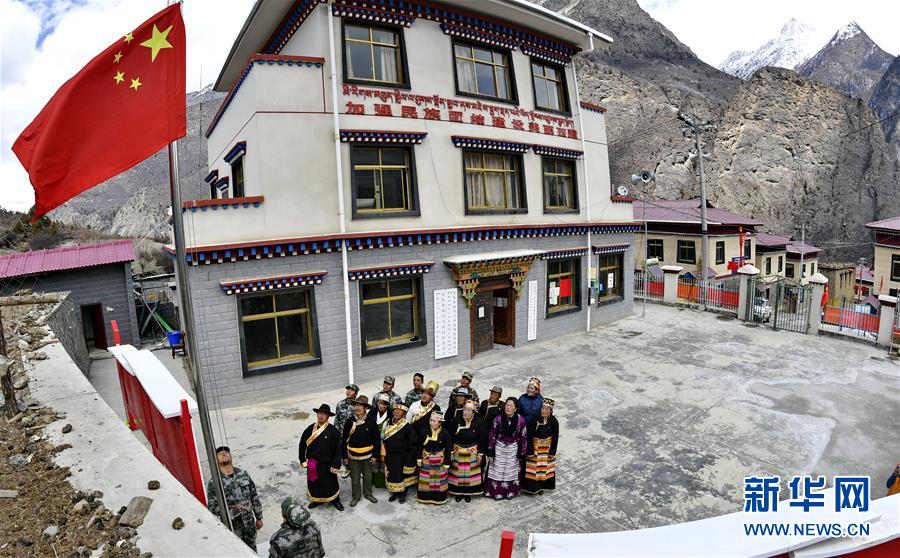 (新華全媒頭條·圖文互動(dòng))(8)一面國(guó)旗與三代人的守望——記西藏林芝市西日卡村的“紅色”傳承