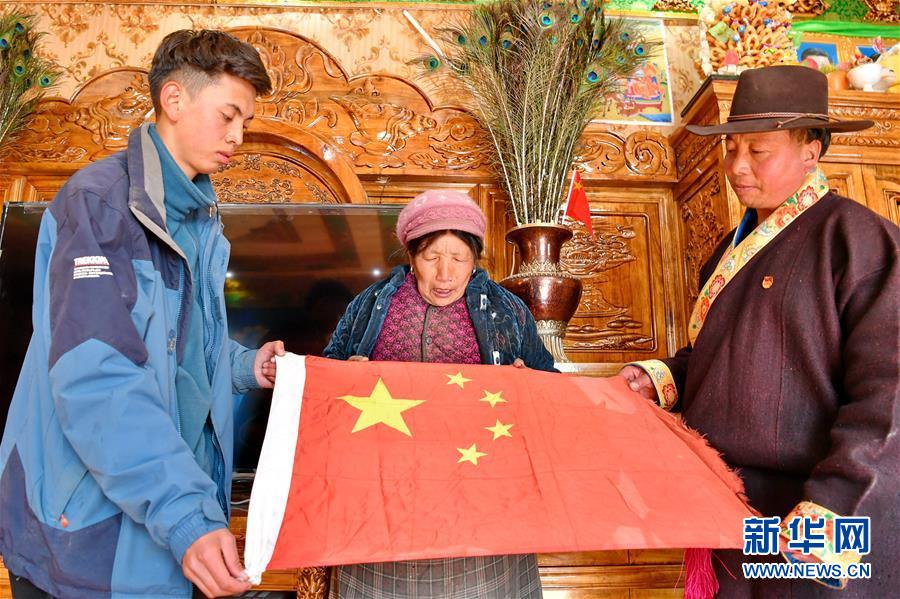 (新華全媒頭條·圖文互動(dòng))(4)一面國(guó)旗與三代人的守望——記西藏林芝市西日卡村的“紅色”傳承