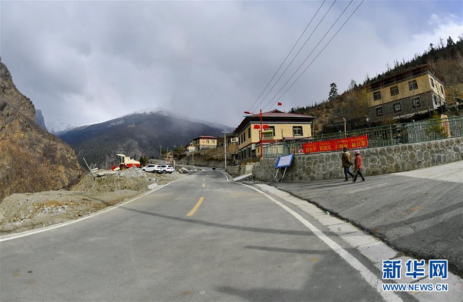 (新華全媒頭條·圖文互動(dòng))(7)一面國(guó)旗與三代人的守望——記西藏林芝市西日卡村的“紅色”傳承