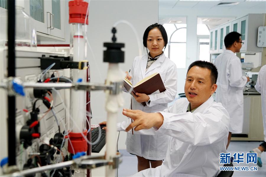 （習(xí)近平致敬的戰(zhàn)“疫”英雄·科技工作者篇·圖文互動）（2）他們，爭分奪秒與病魔較量