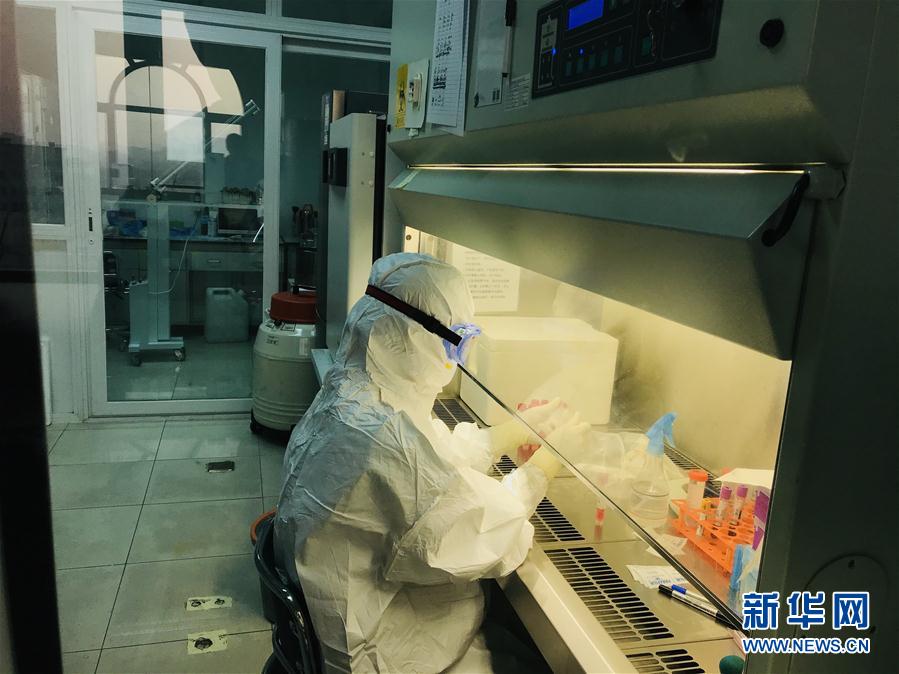 （習(xí)近平致敬的戰(zhàn)“疫”英雄·科技工作者篇·圖文互動）（3）他們，爭分奪秒與病魔較量