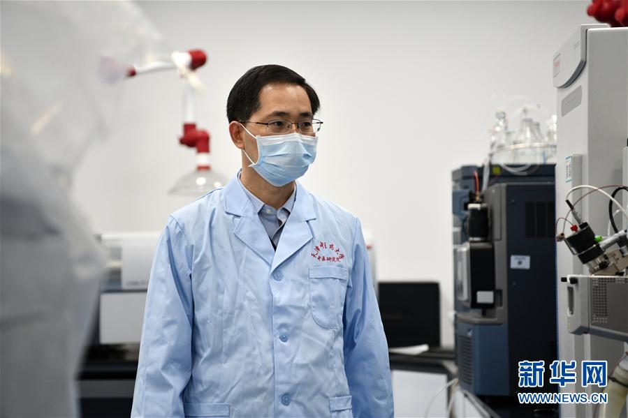 （習(xí)近平致敬的戰(zhàn)“疫”英雄·科技工作者篇·圖文互動）（6）他們，爭分奪秒與病魔較量