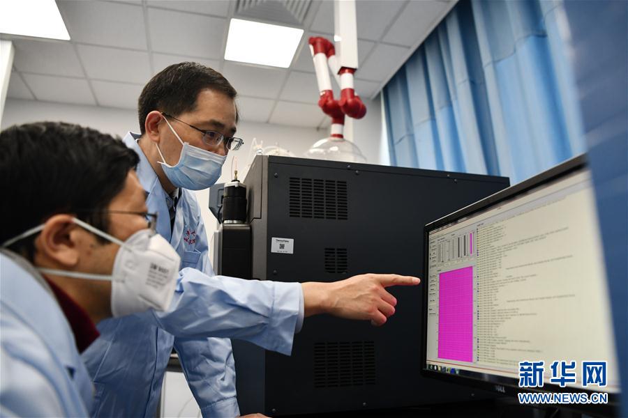 （習(xí)近平致敬的戰(zhàn)“疫”英雄·科技工作者篇·圖文互動）（7）他們，爭分奪秒與病魔較量