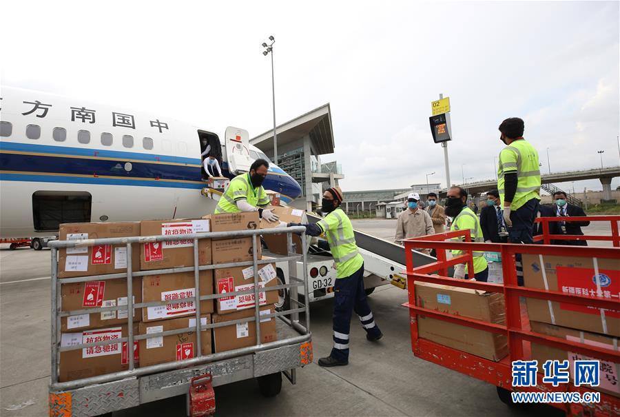 (國(guó)際疫情)(3)中國(guó)抗疫醫(yī)療專家組抵達(dá)巴基斯坦