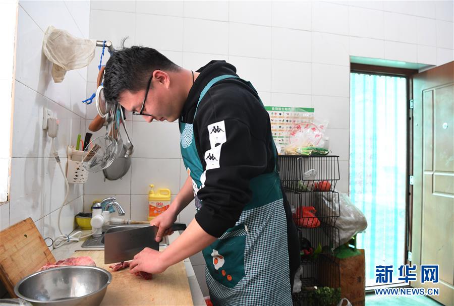 （一線抗疫群英譜·圖文互動(dòng)）（4）“再年輕，也要學(xué)做頂梁柱”——記“95后”干警李文超