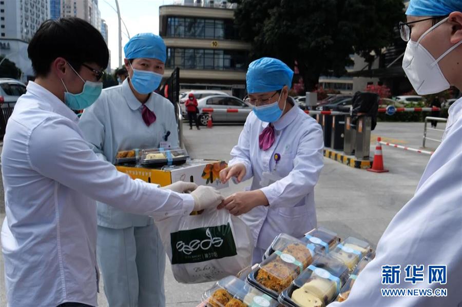 (一線抗疫群英譜·圖文互動(dòng))(2)郭屹凡:用“暖心咖啡”溫暖人們