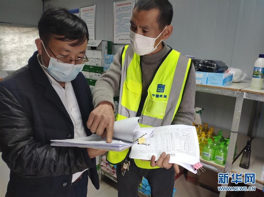 （一線抗疫群英譜·圖文互動）（1）“逆行者”曾陽春：步行十公里，他冒雨趕赴一線