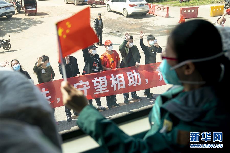 （聚焦疫情防控&middot;圖文互動）（1）分秒必爭！一切為了治病救人&mdash;&mdash;中國抗疫生命至上的生動實踐