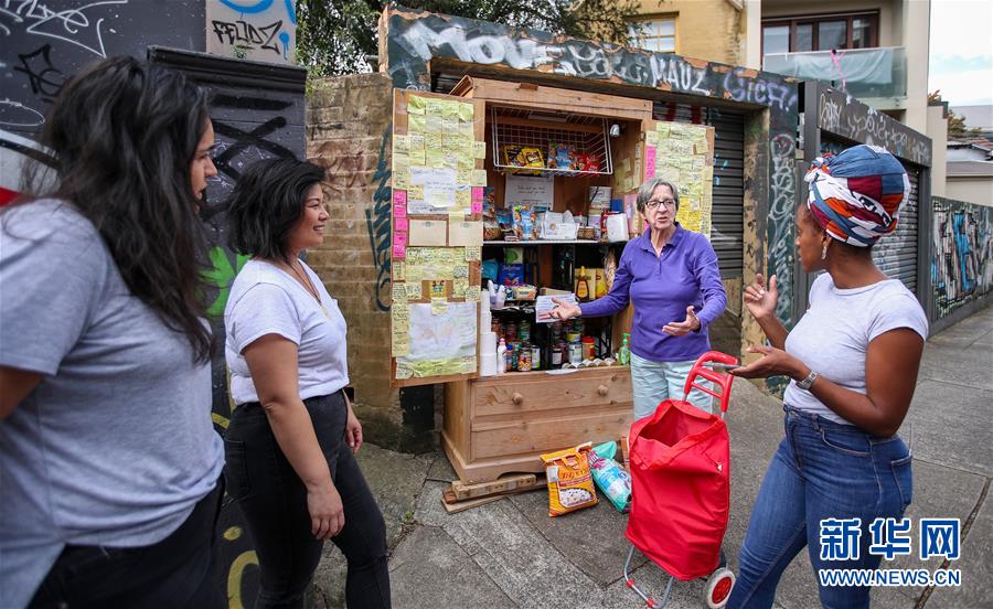 (全球抗疫進(jìn)行時·圖文互動)(1)疫情下伸出的溫暖援手——澳大利亞悉尼市新鎮(zhèn)社區(qū)自助箱的故事