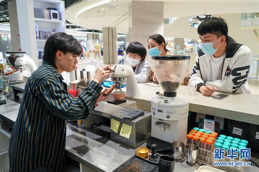 (圖文互動)(1)“觸網(wǎng)”直播間 引領(lǐng)“小眾圈”——新興職業(yè)青年的初心與匠心