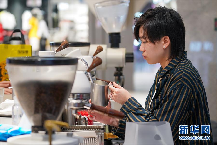 (圖文互動)(2)“觸網(wǎng)”直播間 引領(lǐng)“小眾圈”——新興職業(yè)青年的初心與匠心