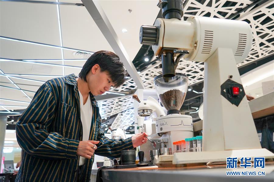 (圖文互動)(3)“觸網(wǎng)”直播間 引領(lǐng)“小眾圈”——新興職業(yè)青年的初心與匠心