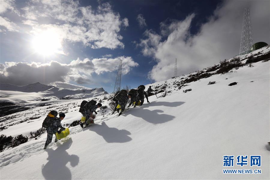 （圖文互動）（1）特寫：山再高，也要把給養(yǎng)送上去！