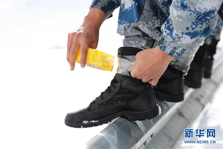 （圖文互動）（2）特寫：山再高，也要把給養(yǎng)送上去！