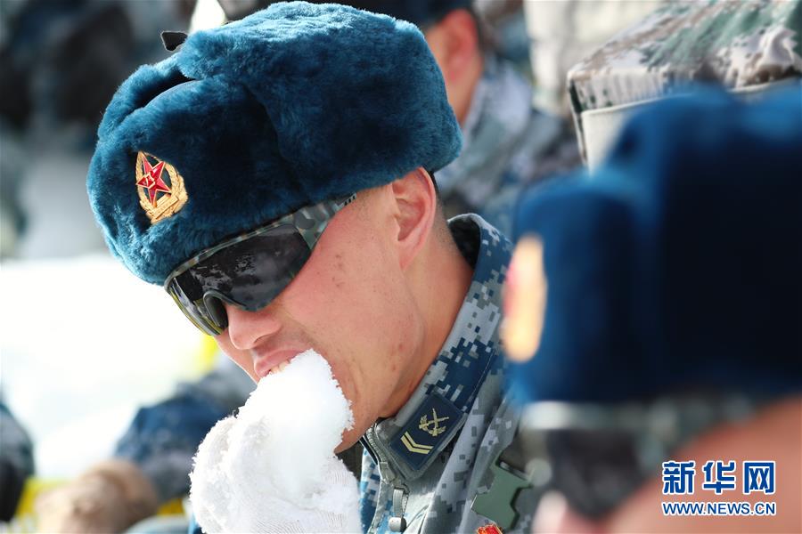 （圖文互動）（3）特寫：山再高，也要把給養(yǎng)送上去！