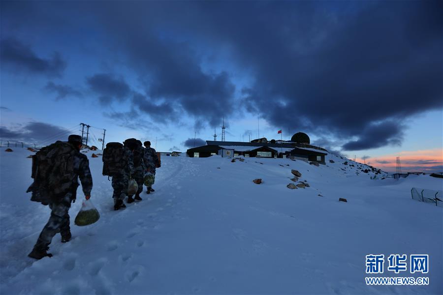 （圖文互動）（5）特寫：山再高，也要把給養(yǎng)送上去！