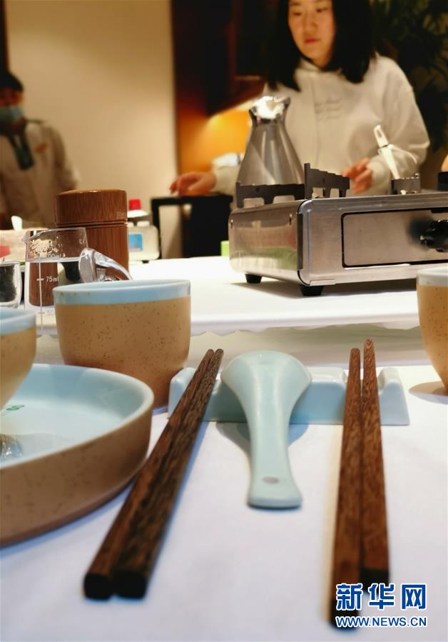 （圖文互動(dòng)）“公筷公勺”上桌難在哪？——長(zhǎng)沙市部分餐飲場(chǎng)所見(jiàn)聞