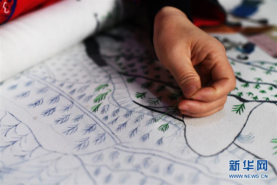 （兩會(huì)人物·圖文互動(dòng)）（2）帶娃、賺錢兩不誤——一位農(nóng)民工代表眼中的脫貧新工作