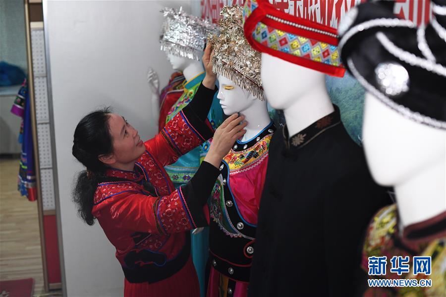 （兩會(huì)人物·圖文互動(dòng)）（5）帶娃、賺錢兩不誤——一位農(nóng)民工代表眼中的脫貧新工作