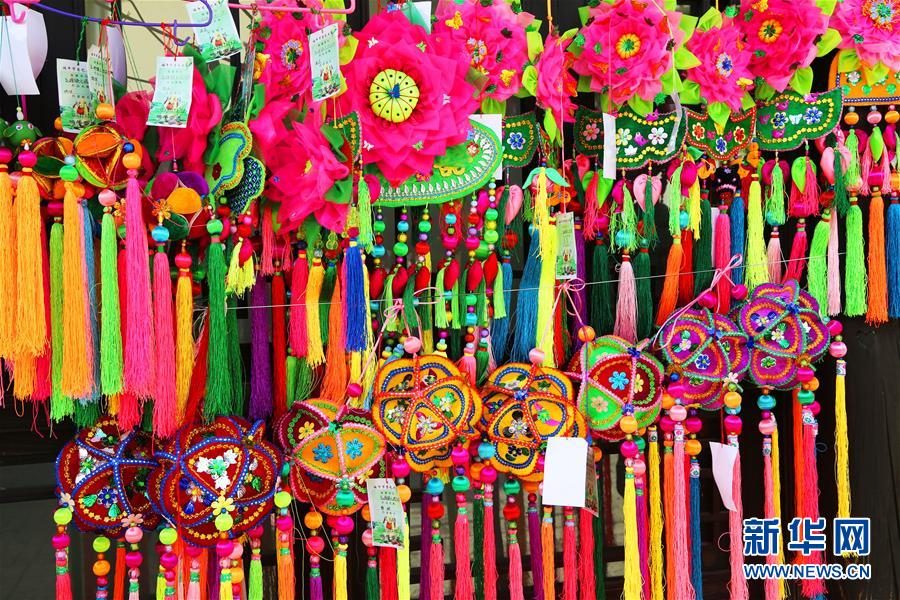 (圖文互動)(1)青海:巧手繡香包 濃情迎端午