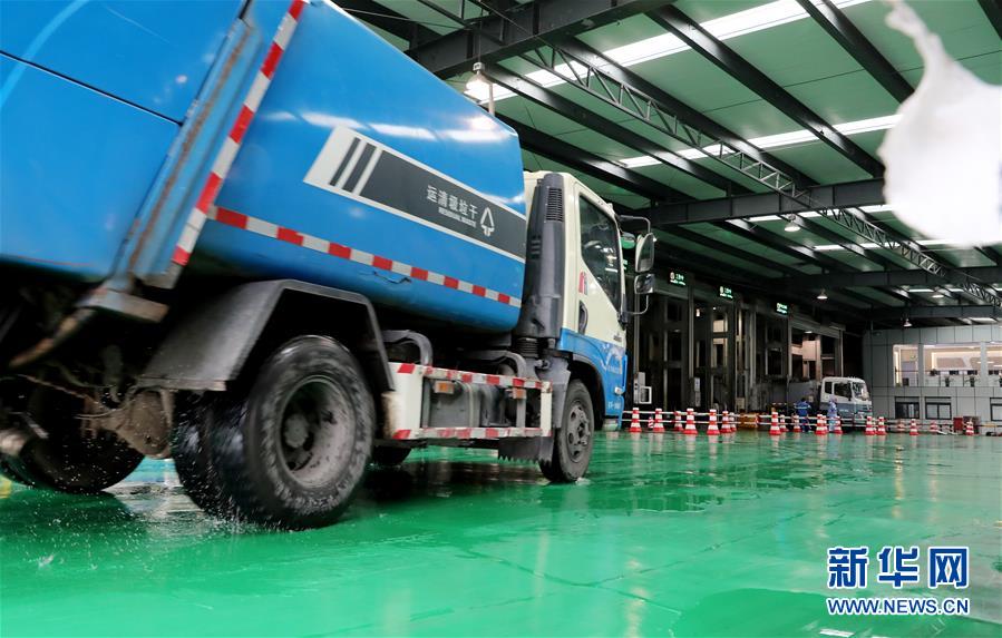 (新華全媒頭條·圖文互動(dòng))(2)演繹新時(shí)尚 答好治理卷——上海實(shí)施垃圾分類效果追蹤